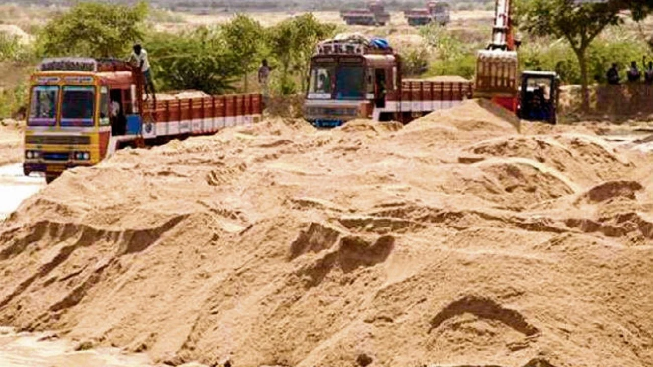 झारखंड में शनिवार से बालू खनन पर नेशनल ग्रीन ट्रिब्यूनल (एनजीटी) ने रोक लगा दी है। 10 मई से 15 अक्टूबर तक किसी भी नदी से बालू का खनन नहीं होगा।