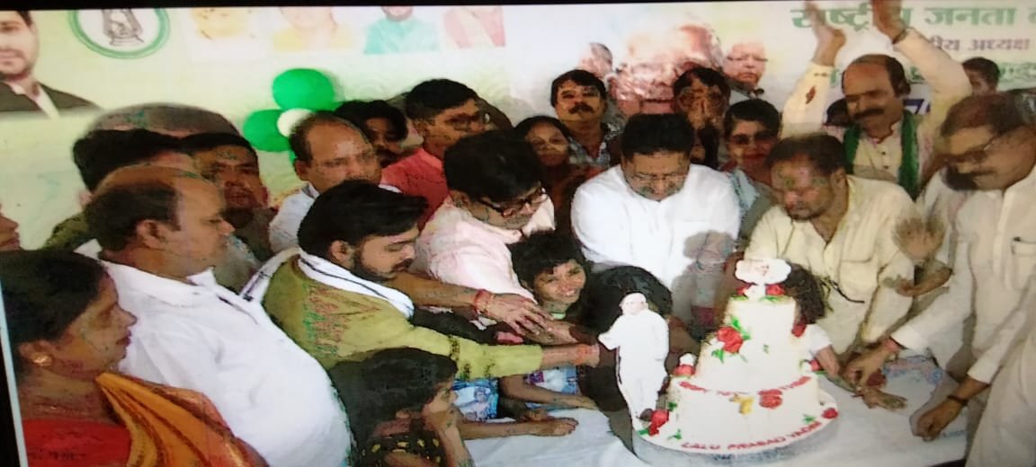 रांची में राजद सुप्रीमो लालू प्रसाद के जन्मदिन पर गरीबो को भोजन कराया गया