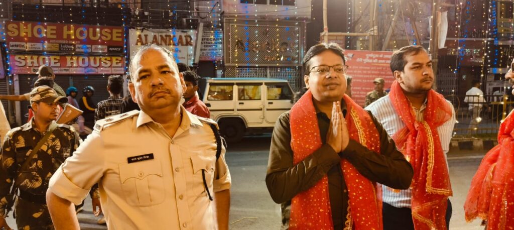 Durga Puja: To maintain peace in Ranchi, DC-SSP hit the city with bullets.