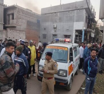हजारीबाग धमाके के बाद हबीबीनगर में राहत कार्य और मौके पर मौजूद एम्बुलेंस व पुलिस बल की भीड़।