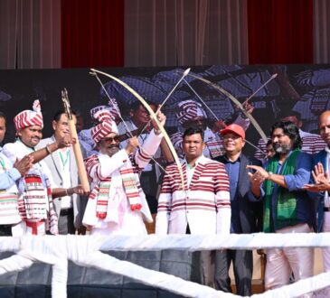 असम के तिनसुकिया में आदिवासी महासभा को संबोधित करते झारखंड के मुख्यमंत्री हेमंत सोरेन।