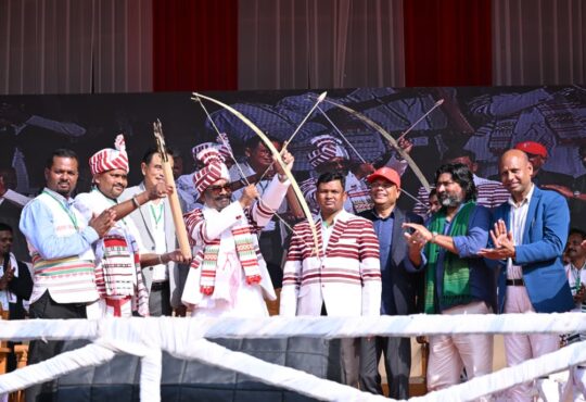 असम के तिनसुकिया में आदिवासी महासभा को संबोधित करते झारखंड के मुख्यमंत्री हेमंत सोरेन।