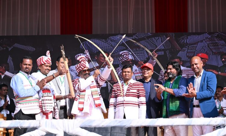 असम के तिनसुकिया में आदिवासी महासभा को संबोधित करते झारखंड के मुख्यमंत्री हेमंत सोरेन।