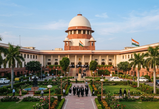 लोकसभा में पेश रिपोर्ट के अनुसार 2016–2025 के बीच सुप्रीम कोर्ट और हाई कोर्ट के जजों के खिलाफ 8,600 से अधिक शिकायतों से जुड़ी खबर का सांकेतिक चित्र।