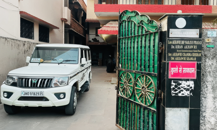 रांची कडरू न्यू एजी कॉलोनी में आत्महत्या के प्रयास की घटना स्थल पर जांच करती पुलिस