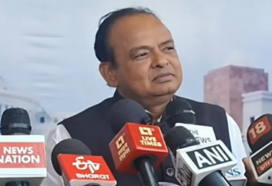 रांची में मीडिया को संबोधित करते हुए झारखंड के स्वास्थ्य मंत्री डॉ. इरफान अंसारी, हाथ में माइक और आक्रामक मुद्रा।