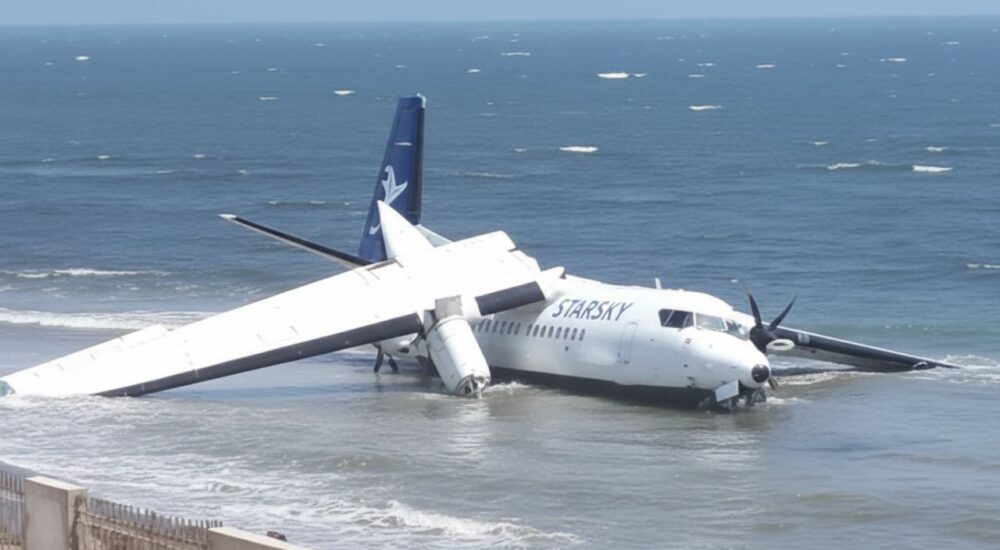 सोमालिया के मोगादिशू एयरपोर्ट पर रनवे से फिसलकर समुद्र किनारे गिरा विमान।