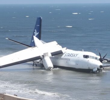 सोमालिया के मोगादिशू एयरपोर्ट पर रनवे से फिसलकर समुद्र किनारे गिरा विमान।