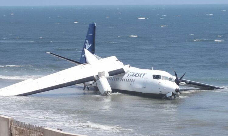 सोमालिया के मोगादिशू एयरपोर्ट पर रनवे से फिसलकर समुद्र किनारे गिरा विमान।