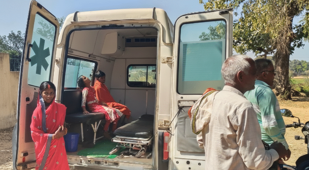 पलामू जिले के द्वारिका गांव में एंबुलेंस के अंदर बीमार बच्चे और बाहर खड़े चिंतित ग्रामीण
