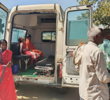 पलामू जिले के द्वारिका गांव में एंबुलेंस के अंदर बीमार बच्चे और बाहर खड़े चिंतित ग्रामीण