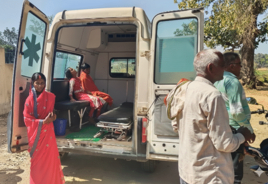 पलामू जिले के द्वारिका गांव में एंबुलेंस के अंदर बीमार बच्चे और बाहर खड़े चिंतित ग्रामीण