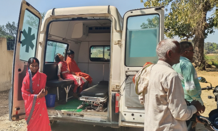 पलामू जिले के द्वारिका गांव में एंबुलेंस के अंदर बीमार बच्चे और बाहर खड़े चिंतित ग्रामीण