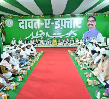 मुख्यमंत्री हेमंत सोरेन रांची के कांके रोड स्थित आवास में आयोजित दावत-ए-इफ्तार में अतिथियों का स्वागत करते हुए, जहां विभिन्न समुदायों के लोग शामिल हैं।