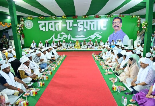 मुख्यमंत्री हेमंत सोरेन रांची के कांके रोड स्थित आवास में आयोजित दावत-ए-इफ्तार में अतिथियों का स्वागत करते हुए, जहां विभिन्न समुदायों के लोग शामिल हैं।