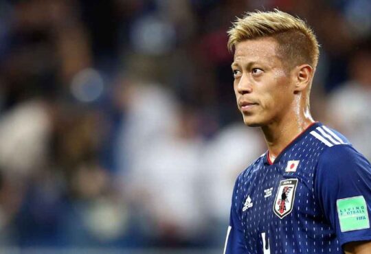 जापान के पूर्व फुटबॉलर केइसुके होंडा, जिन्होंने ईरान की राष्ट्रीय टीम के वर्ल्ड कप में खेलने के समर्थन में बयान दिया।