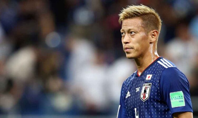 जापान के पूर्व फुटबॉलर केइसुके होंडा, जिन्होंने ईरान की राष्ट्रीय टीम के वर्ल्ड कप में खेलने के समर्थन में बयान दिया।