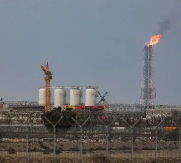 ईरान के हमलों के बाद कतर के LNG गैस प्लांट को हुए नुकसान और वैश्विक ऊर्जा संकट को दर्शाता दृश्य