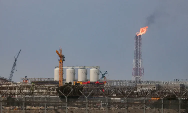 ईरान के हमलों के बाद कतर के LNG गैस प्लांट को हुए नुकसान और वैश्विक ऊर्जा संकट को दर्शाता दृश्य