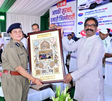 मुख्यमंत्री Hemant Soren रांची में आयोजित कार्यक्रम में Jharkhand Police को आधुनिक पेट्रोलिंग और दोपहिया वाहनों को हरी झंडी दिखाते हुए।