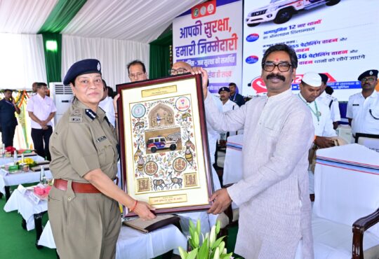 मुख्यमंत्री Hemant Soren रांची में आयोजित कार्यक्रम में Jharkhand Police को आधुनिक पेट्रोलिंग और दोपहिया वाहनों को हरी झंडी दिखाते हुए।