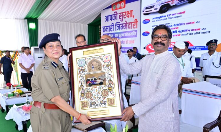 मुख्यमंत्री Hemant Soren रांची में आयोजित कार्यक्रम में Jharkhand Police को आधुनिक पेट्रोलिंग और दोपहिया वाहनों को हरी झंडी दिखाते हुए।