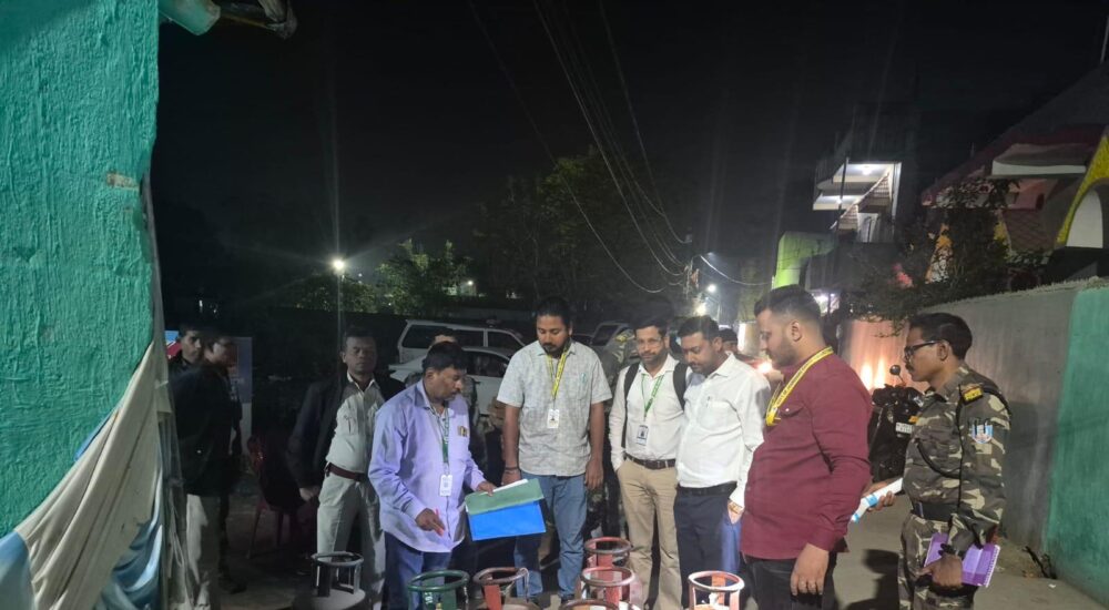 रांची एदलहातु में प्रशासन की छापेमारी के दौरान जब्त किए गए गैस सिलिंडर और रिफिलिंग उपकरण