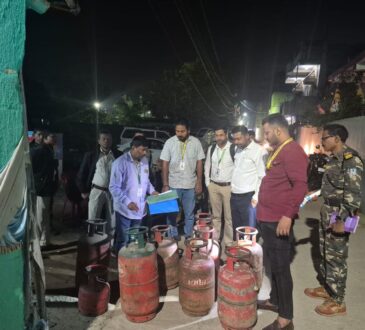 रांची एदलहातु में प्रशासन की छापेमारी के दौरान जब्त किए गए गैस सिलिंडर और रिफिलिंग उपकरण