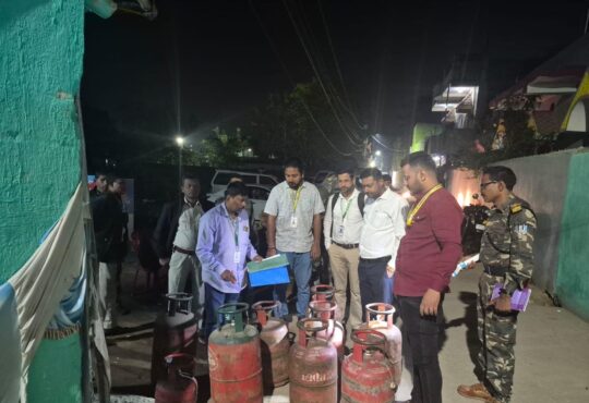 रांची एदलहातु में प्रशासन की छापेमारी के दौरान जब्त किए गए गैस सिलिंडर और रिफिलिंग उपकरण
