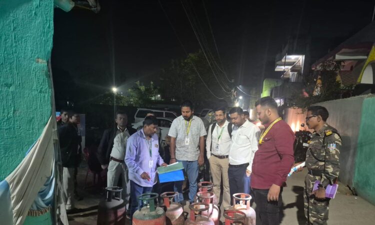 रांची एदलहातु में प्रशासन की छापेमारी के दौरान जब्त किए गए गैस सिलिंडर और रिफिलिंग उपकरण