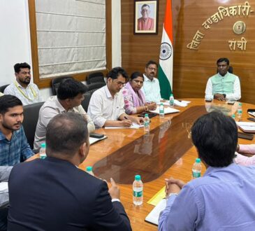 रांची में LPG सिलेंडर आपूर्ति व्यवस्था की समीक्षा बैठक करते हुए उपायुक्त Manjunath Bhajantri और तेल कंपनियों के अधिकारी