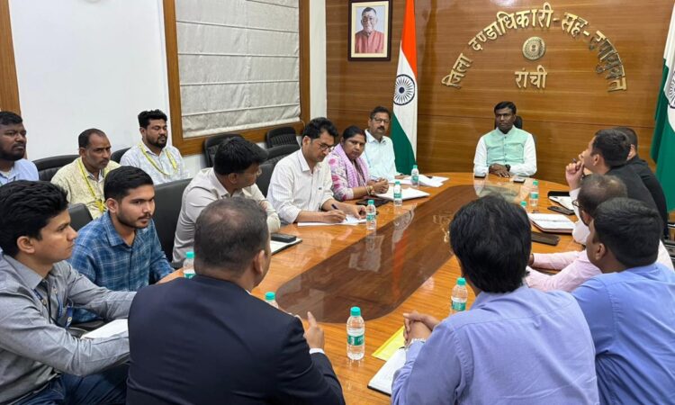 रांची में LPG सिलेंडर आपूर्ति व्यवस्था की समीक्षा बैठक करते हुए उपायुक्त Manjunath Bhajantri और तेल कंपनियों के अधिकारी