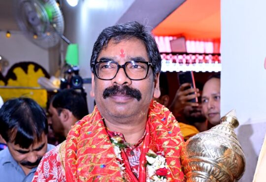 CM Hemant Soren and Kalpana Soren performing Ram Navami puja at residence temple in Jharkhand
