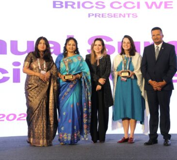 कल्पना सोरेन अंतरराष्ट्रीय मंच पर Women Empowerment Trailblazer Award लेते हुए, दिल्ली कार्यक्रम का दृश्य