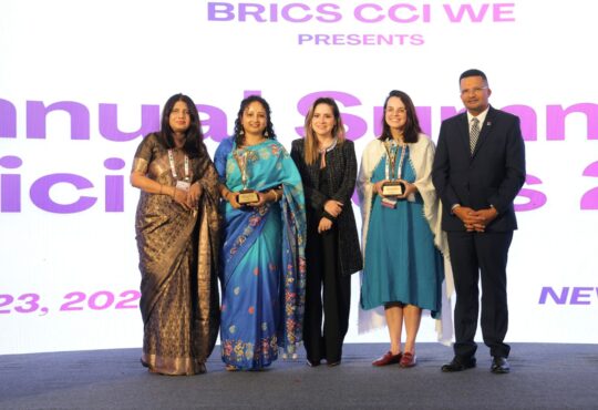 कल्पना सोरेन अंतरराष्ट्रीय मंच पर Women Empowerment Trailblazer Award लेते हुए, दिल्ली कार्यक्रम का दृश्य