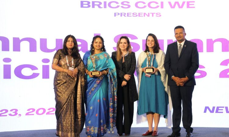 कल्पना सोरेन अंतरराष्ट्रीय मंच पर Women Empowerment Trailblazer Award लेते हुए, दिल्ली कार्यक्रम का दृश्य