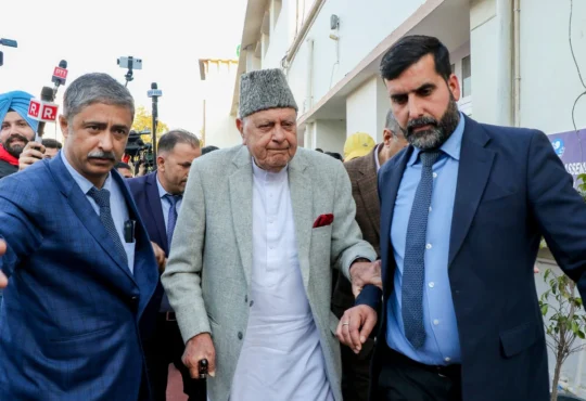 जम्मू के ग्रेटर कैलाश में शादी समारोह के दौरान फायरिंग की घटना में सुरक्षित बचे जम्मू-कश्मीर के पूर्व मुख्यमंत्री फारूक अब्दुल्ला