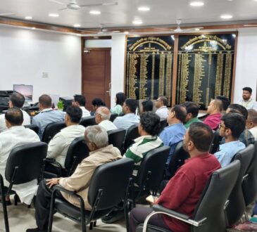 रांची में गैस आपूर्ति को लेकर बैठक करते हुए उपायुक्त मंजूनाथ भजन्त्री और संबंधित अधिकारी