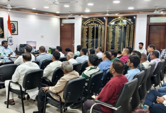 रांची में गैस आपूर्ति को लेकर बैठक करते हुए उपायुक्त मंजूनाथ भजन्त्री और संबंधित अधिकारी