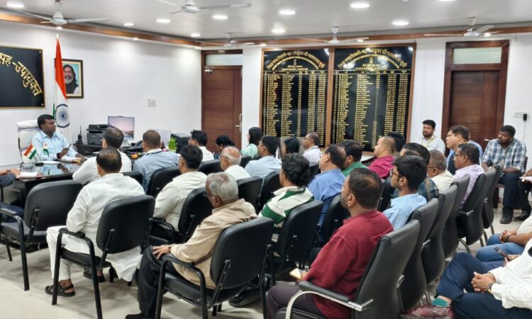 रांची में गैस आपूर्ति को लेकर बैठक करते हुए उपायुक्त मंजूनाथ भजन्त्री और संबंधित अधिकारी