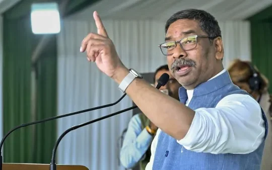 झारखंड में एलपीजी सिलेंडर की कमी को लेकर केंद्र सरकार पर प्रतिक्रिया देते मुख्यमंत्री हेमंत सोरेन