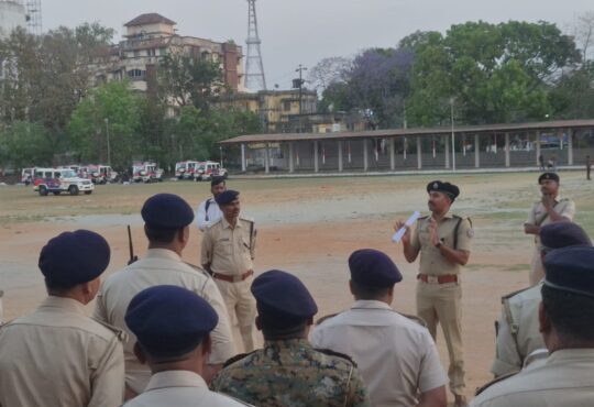 रांची में पुलिस पेट्रोलिंग के लिए दिए गए नए पीसीआर वाहन और जवानों को ब्रीफ करते ट्रैफिक एसपी राकेश सिंह।