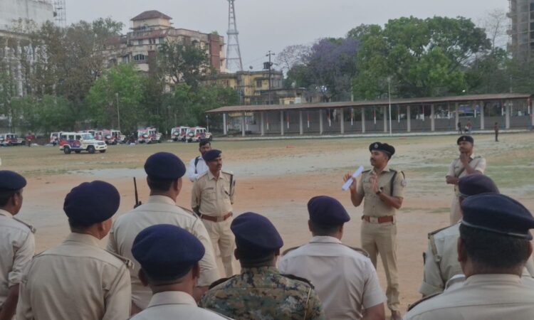रांची में पुलिस पेट्रोलिंग के लिए दिए गए नए पीसीआर वाहन और जवानों को ब्रीफ करते ट्रैफिक एसपी राकेश सिंह।