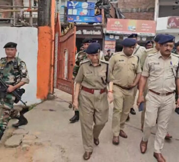 हजारीबाग में रामनवमी से पहले डीजीपी तदाशा मिश्रा द्वारा जुलूस मार्ग का निरीक्षण करते हुए पुलिस अधिकारी