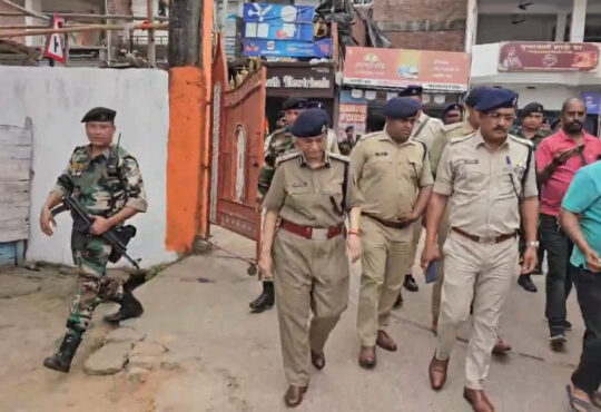 हजारीबाग में रामनवमी से पहले डीजीपी तदाशा मिश्रा द्वारा जुलूस मार्ग का निरीक्षण करते हुए पुलिस अधिकारी