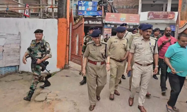 हजारीबाग में रामनवमी से पहले डीजीपी तदाशा मिश्रा द्वारा जुलूस मार्ग का निरीक्षण करते हुए पुलिस अधिकारी