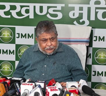 झारखंड में एलपीजी गैस की कमी और कोयले की बढ़ती कीमतों को लेकर JMM द्वारा केंद्र सरकार की नीतियों पर उठाए गए सवाल दर्शाता दृश्य