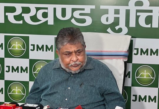 झारखंड में एलपीजी गैस की कमी और कोयले की बढ़ती कीमतों को लेकर JMM द्वारा केंद्र सरकार की नीतियों पर उठाए गए सवाल दर्शाता दृश्य