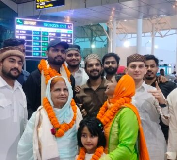 सिविल सर्विस परीक्षा में 354वीं रैंक हासिल करने वाले राँची के इस्तियाक रहमान का राँची एयरपोर्ट पर स्वागत करते लोग