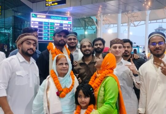 सिविल सर्विस परीक्षा में 354वीं रैंक हासिल करने वाले राँची के इस्तियाक रहमान का राँची एयरपोर्ट पर स्वागत करते लोग